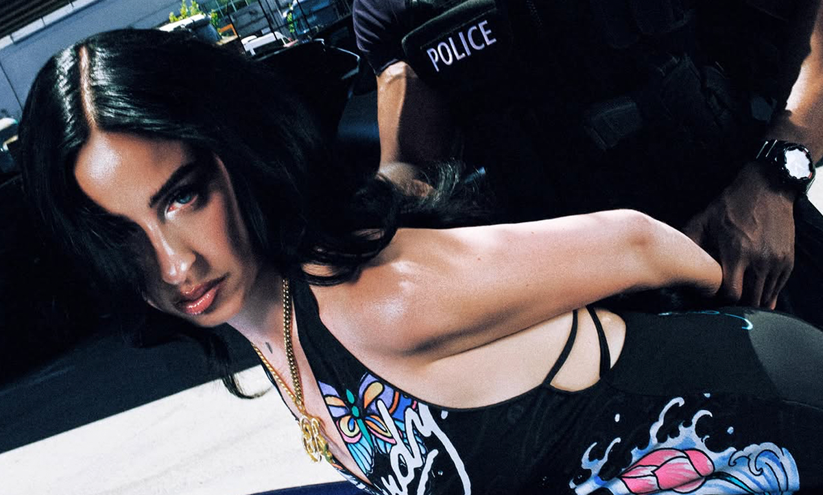 Juicy BAE reinventa el reggaetón clásico