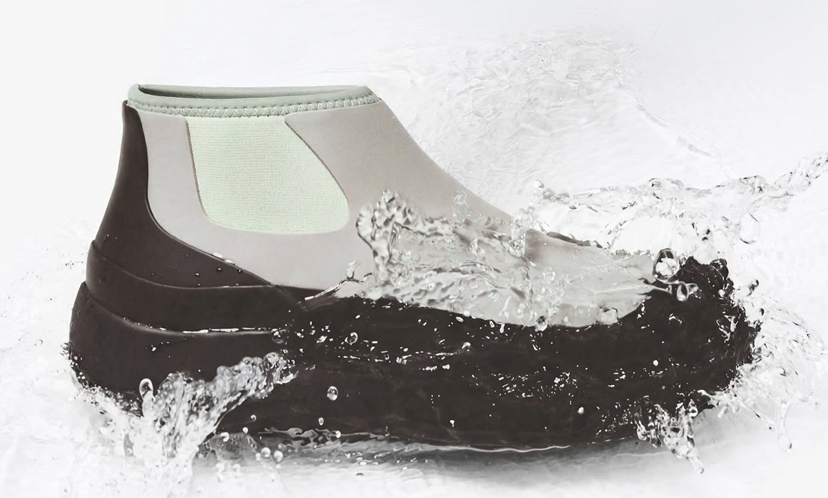 RAINS debuta con botas impermeables