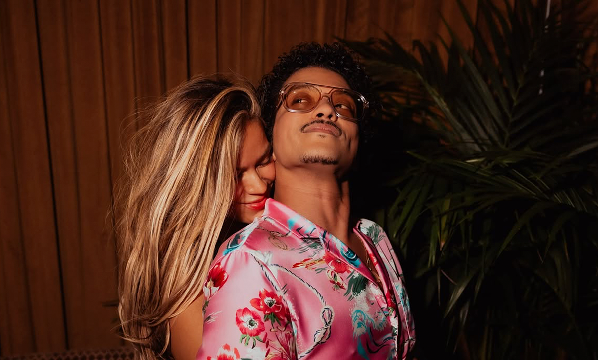 Karol G y Bruno Mars muestran su complicidad en “Still”